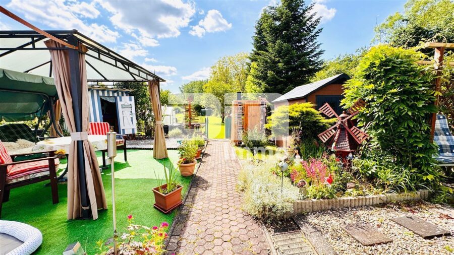 Teilsaniertes Einfamilienhaus mit Anbauten + Nebengebäude auf 1.600 m² Traumgartengrundstück - Gartenbereich / Freisitz / Gartenhaus 3 + 4